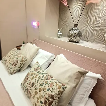 Couette-café Concept Naples- Moderne Con Balcone Vicino Al Centro 3*