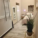 לינה וארוחת בוקר Concept Naples- Moderne Con Balcone Vicino Al Centro נאפולי