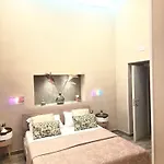 לינה וארוחת בוקר Concept Naples- Moderne Con Balcone Vicino Al Centro נאפולי