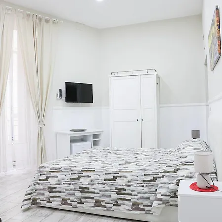 Concept Naples- Moderne Con Balcone Vicino Al Centro Отель типа 
